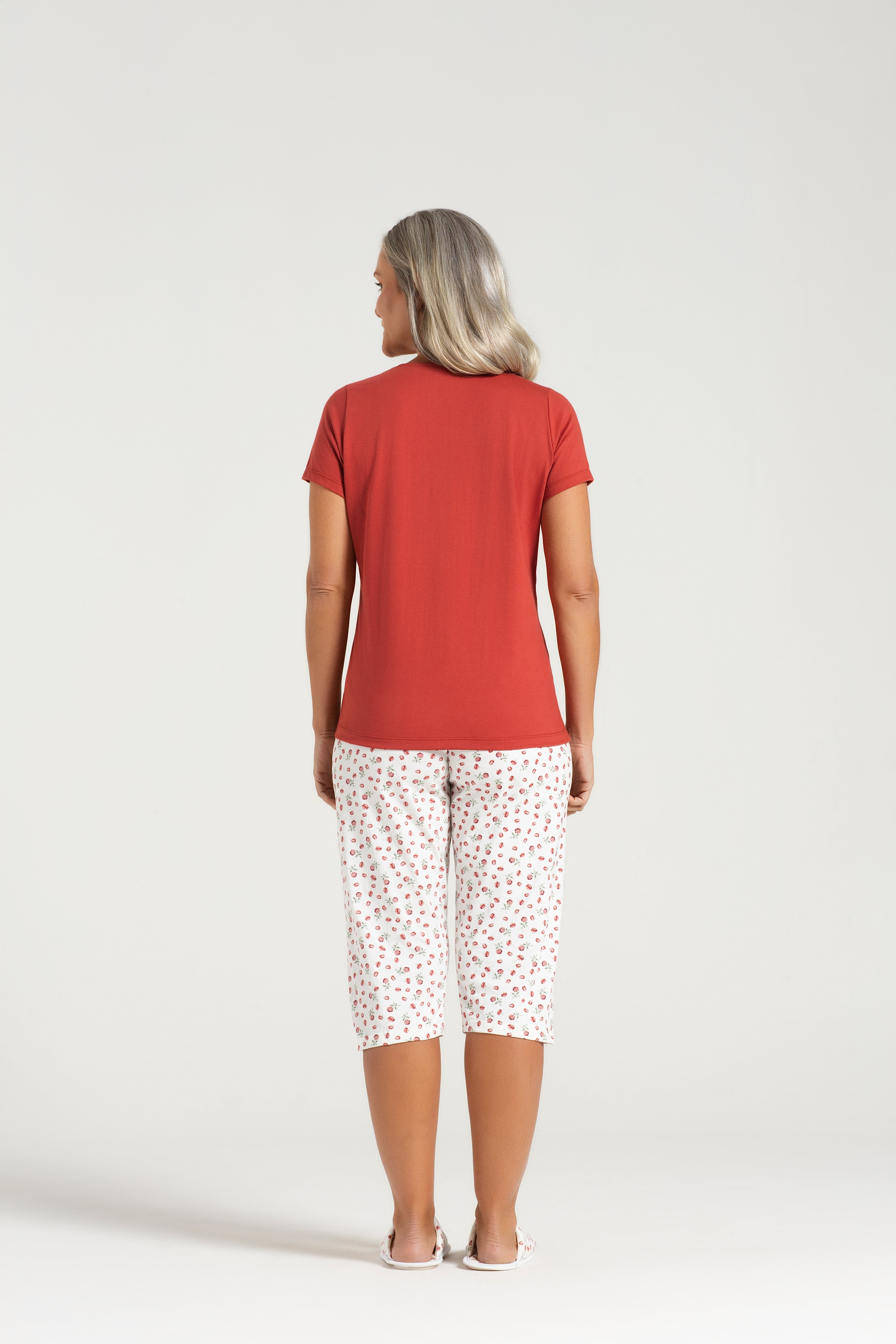 Pijama Meia Manga em Meia Malha com Capri em Malha Rotativa Floral Delicada – Pzama® 050334