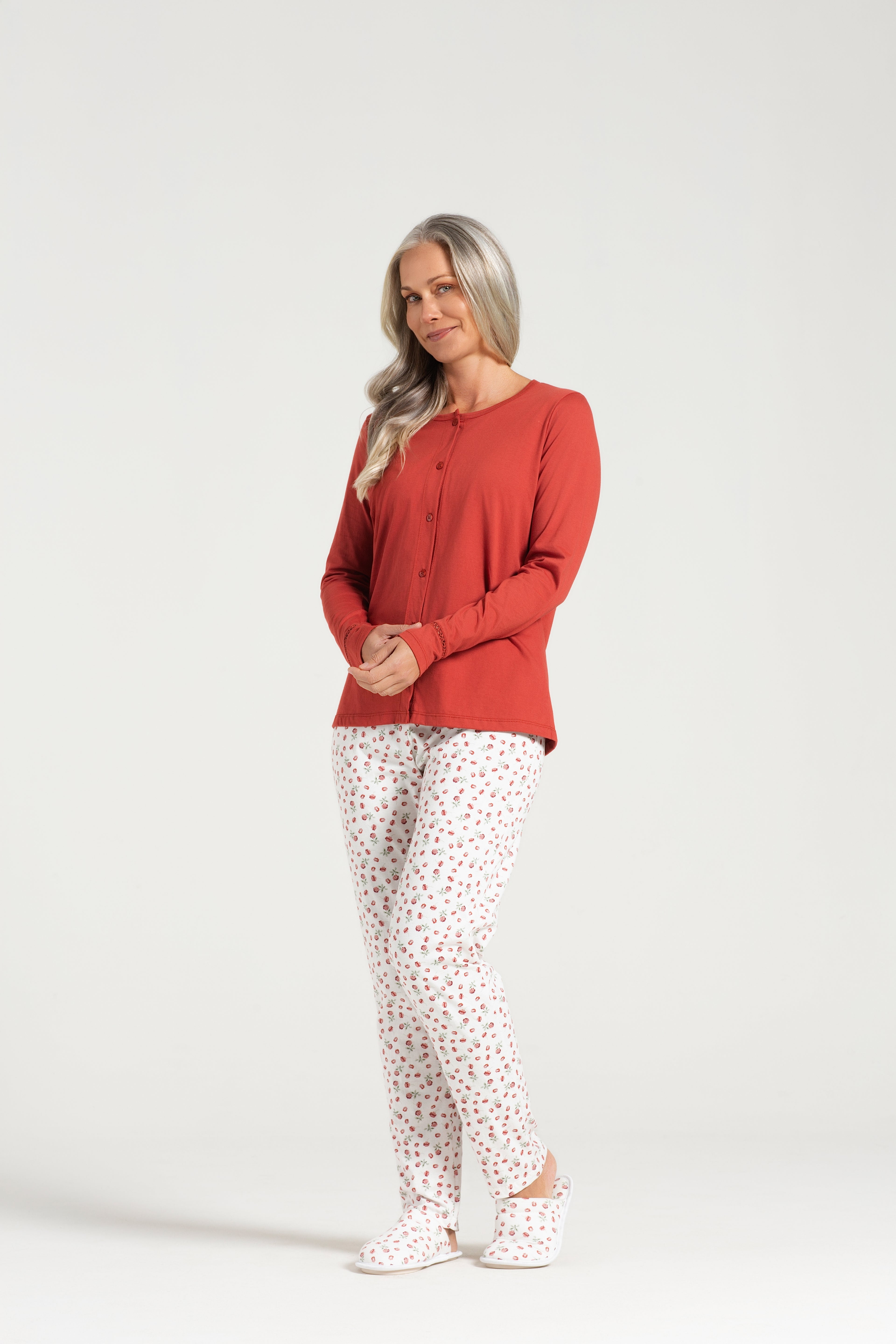 Pijama Manga Longa com Abertura Frontal em Meia Malha e Calça em Malha Rotativa Floral Delicado – Pzama® 050335