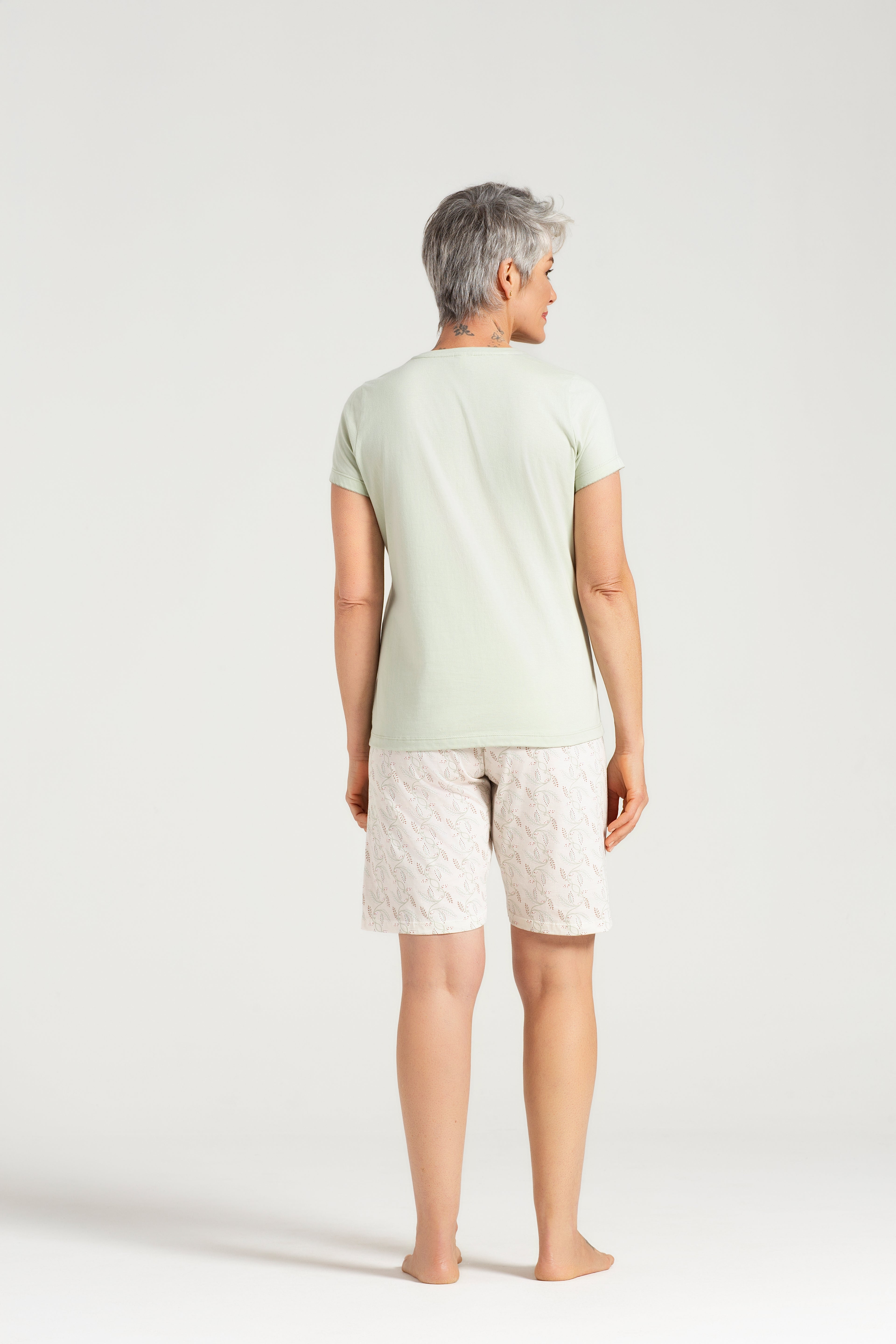 Pijama Feminino Meia Manga em Meia Malha com Bermuda em Malha Rotativa Verde com Bermuda Estampada – Pzama® 050340