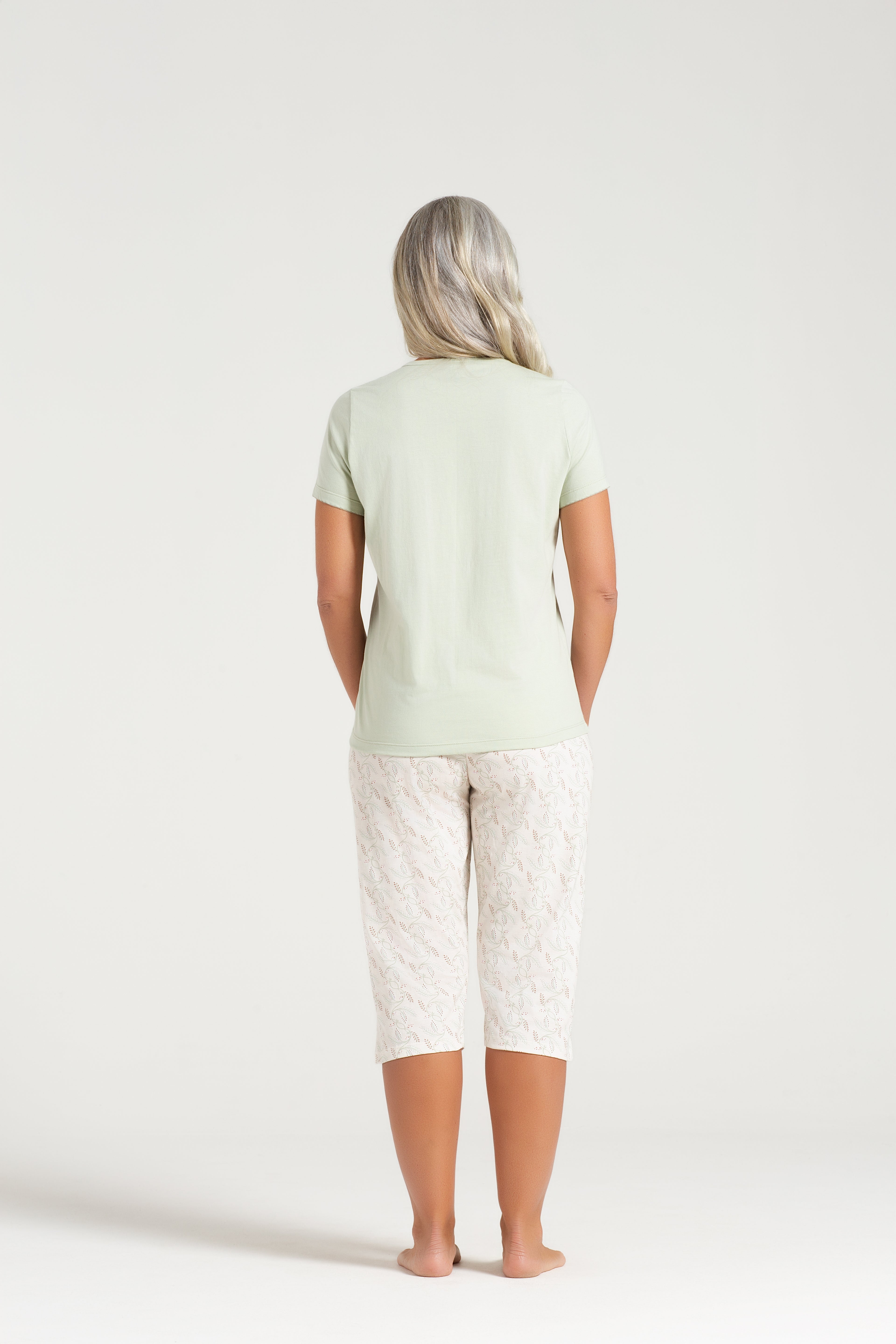 Pijama Feminino Meia Manga com Abertura Frontal em Meia Malha Verde com Capri Estampada em Malha Rotativa – Pzama® 050341