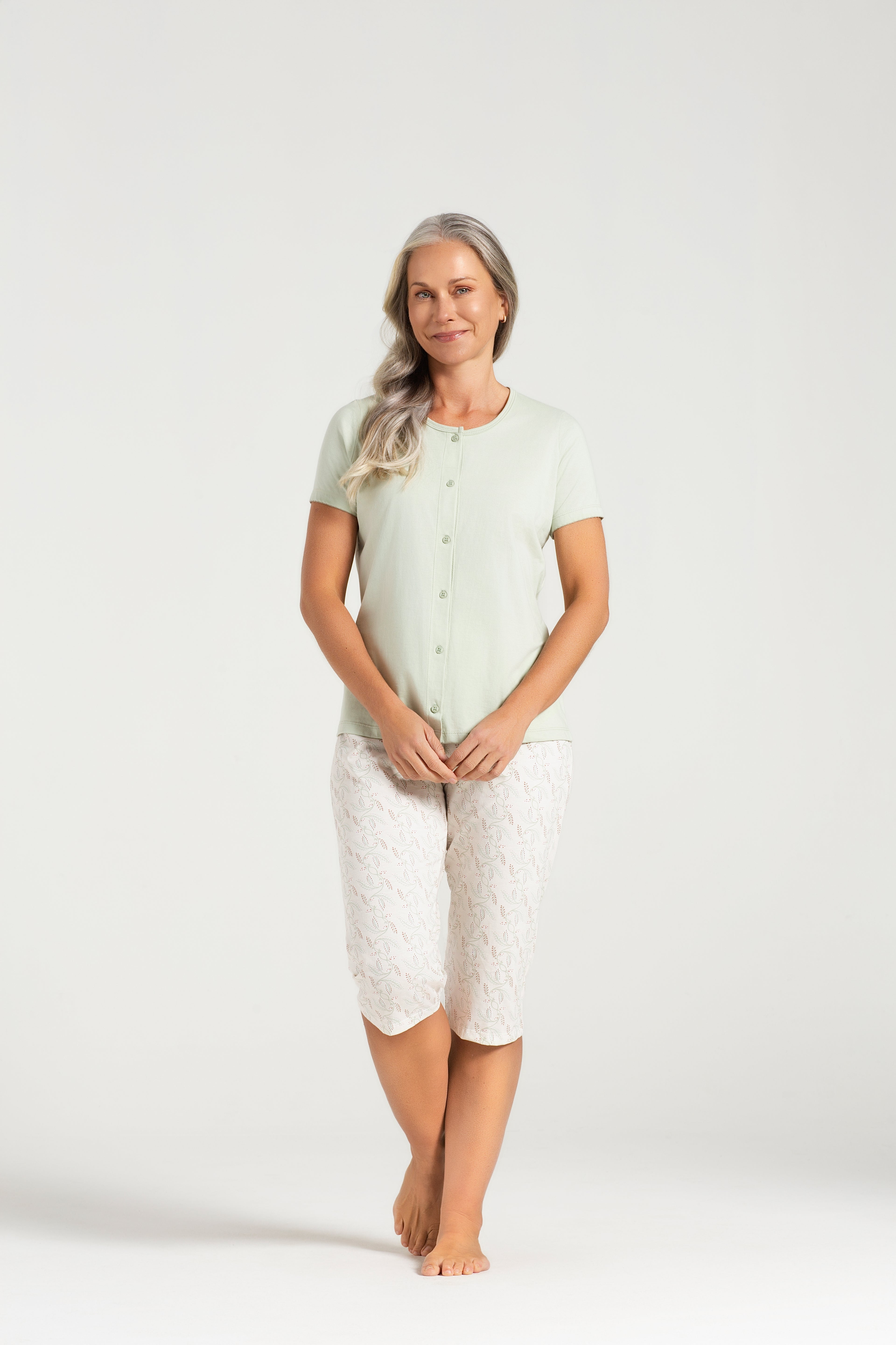 Pijama Feminino Meia Manga com Abertura Frontal em Meia Malha Verde com Capri Estampada em Malha Rotativa – Pzama® 050341