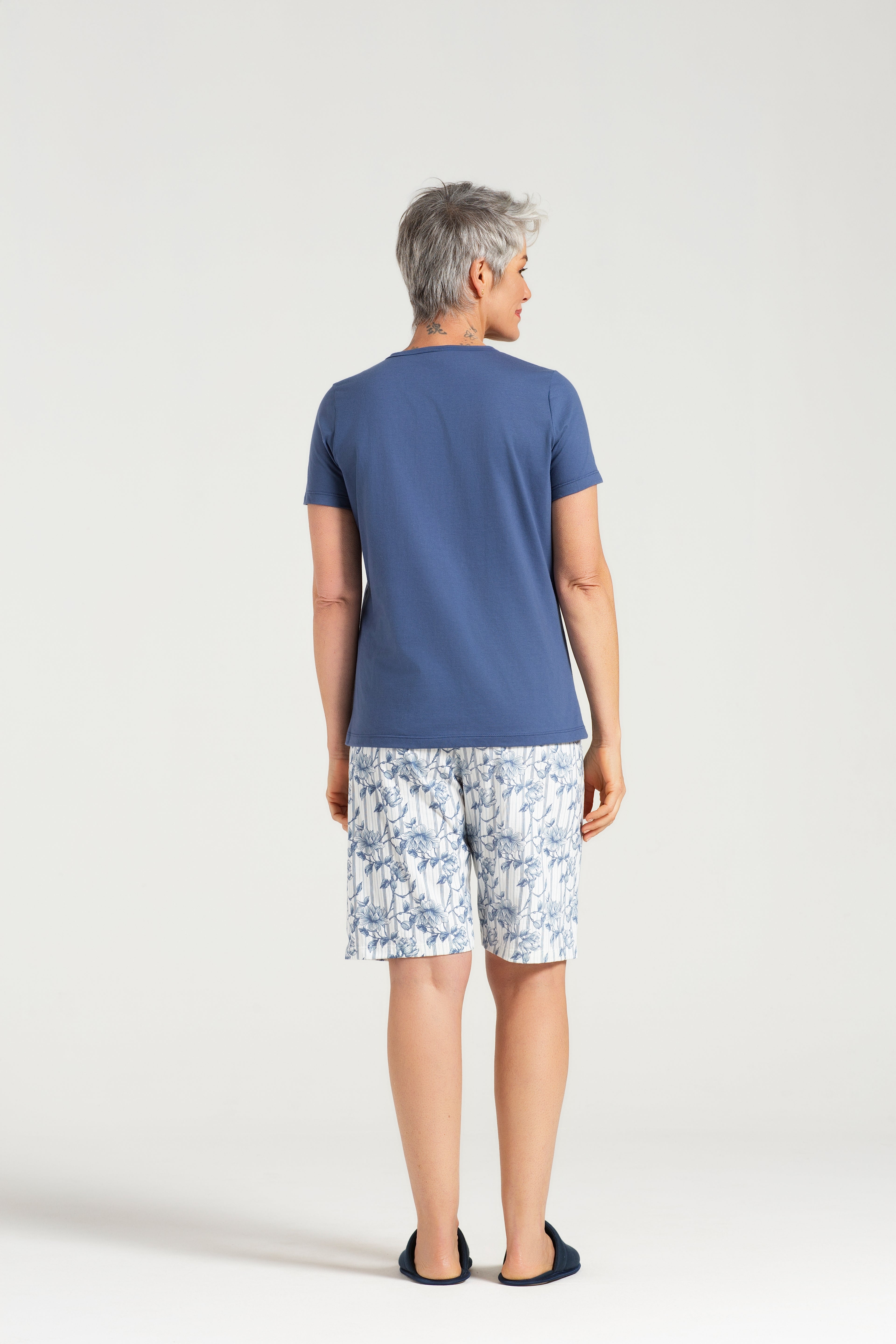 Pijama Meia Manga com Abertura Frontal em Meia Malha com Bermuda em Malha Rotativa Floral Delicado – Pzama® 050343
