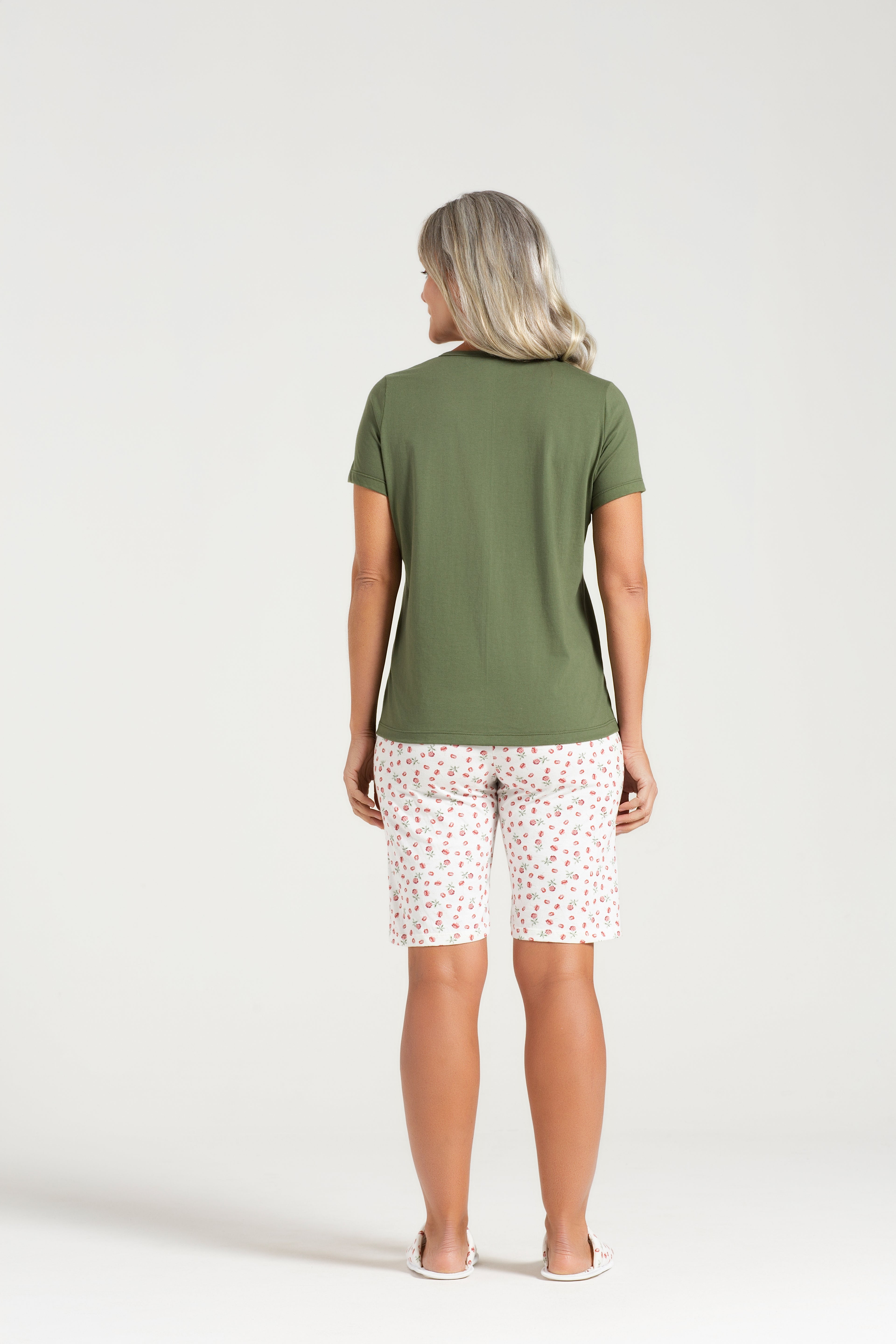 Pijama Meia Manga com Abertura Frontal em Meia Malha com Bermuda em Malha Rotativa Floral Delicado – Pzama® 050343