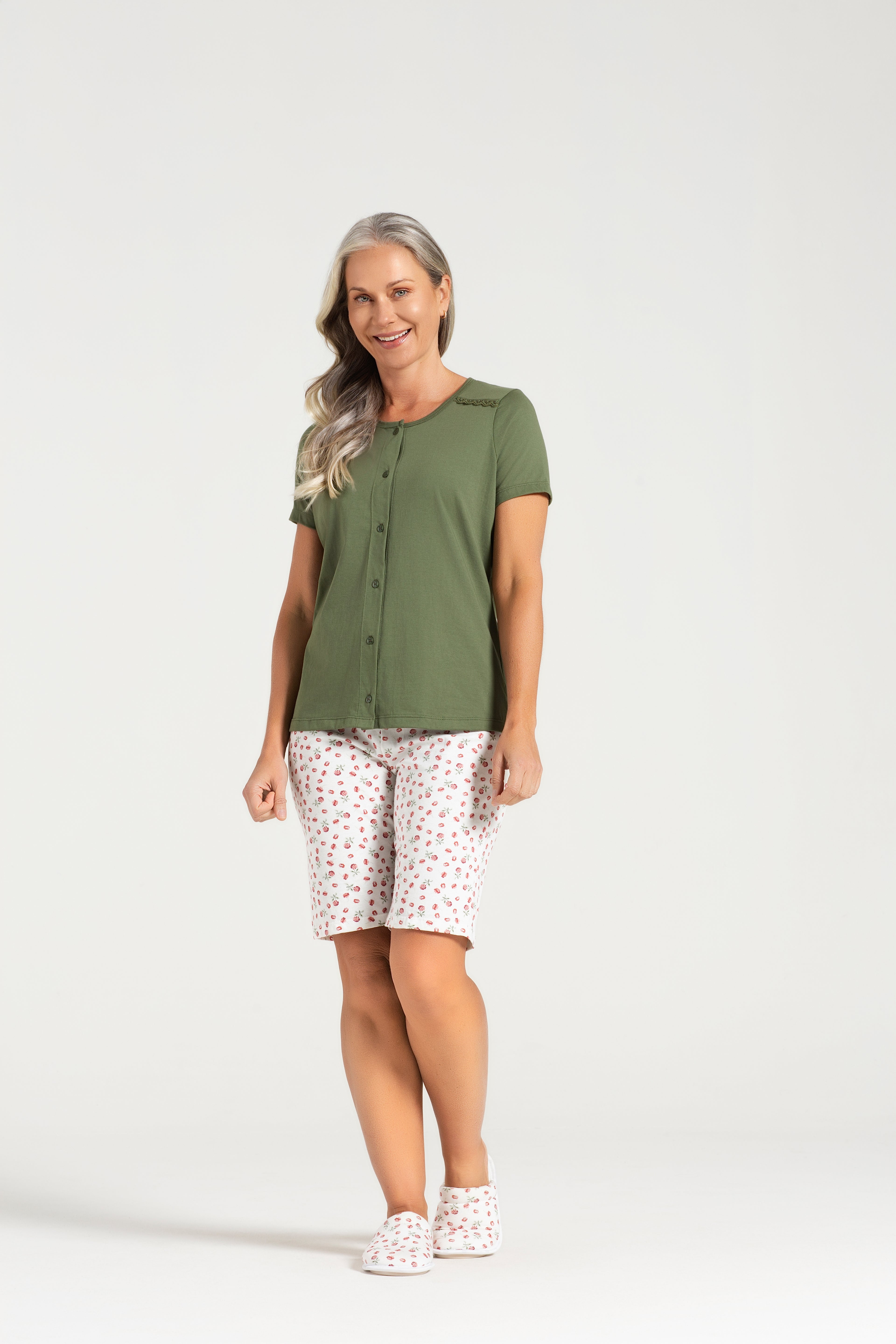 Pijama Meia Manga com Abertura Frontal em Meia Malha com Bermuda em Malha Rotativa Floral Delicado – Pzama® 050343
