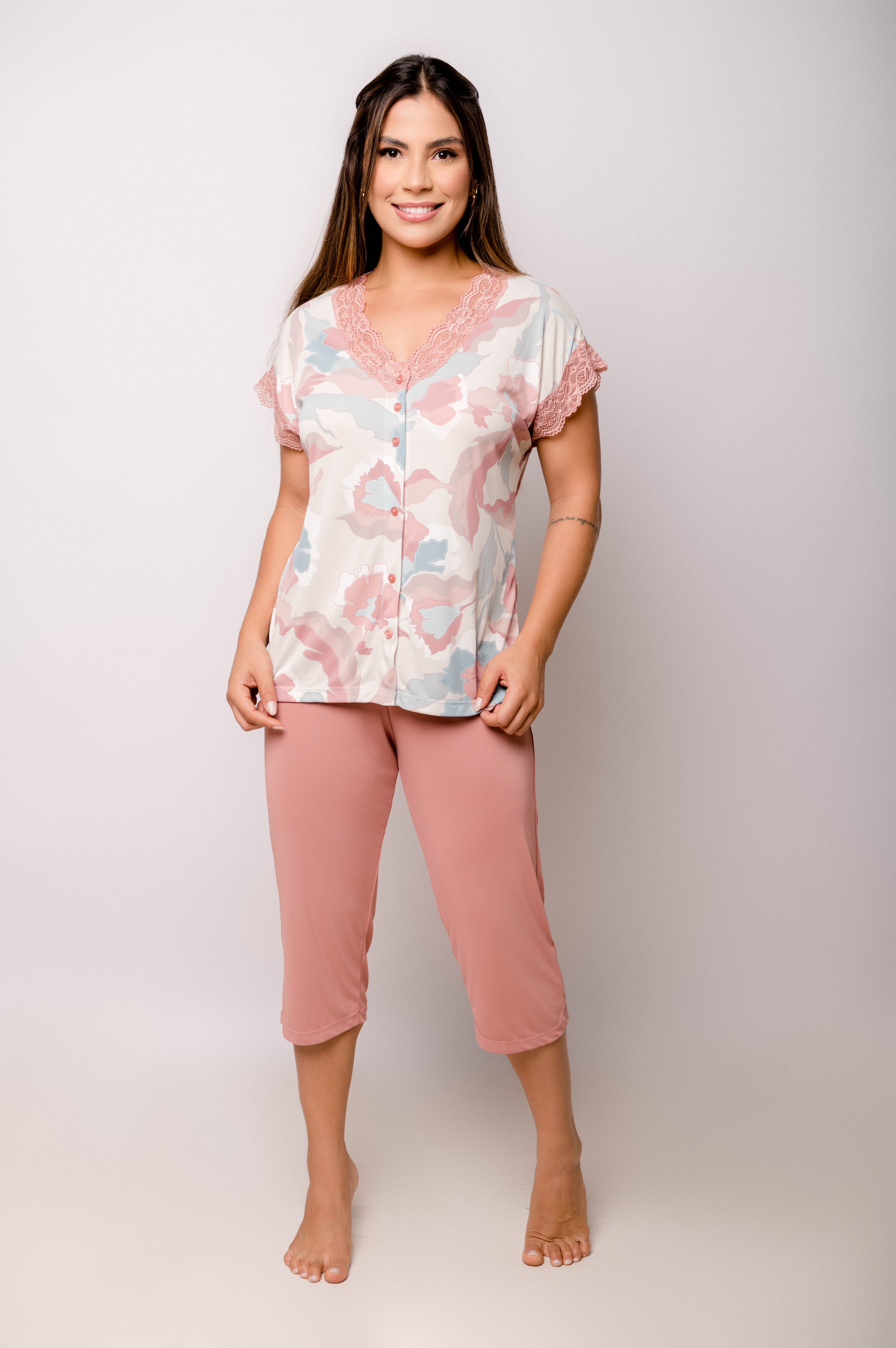 Pijama Meia Manga com Capri Aberto Frontal Estampado com Renda – Maria Cândida® 10159