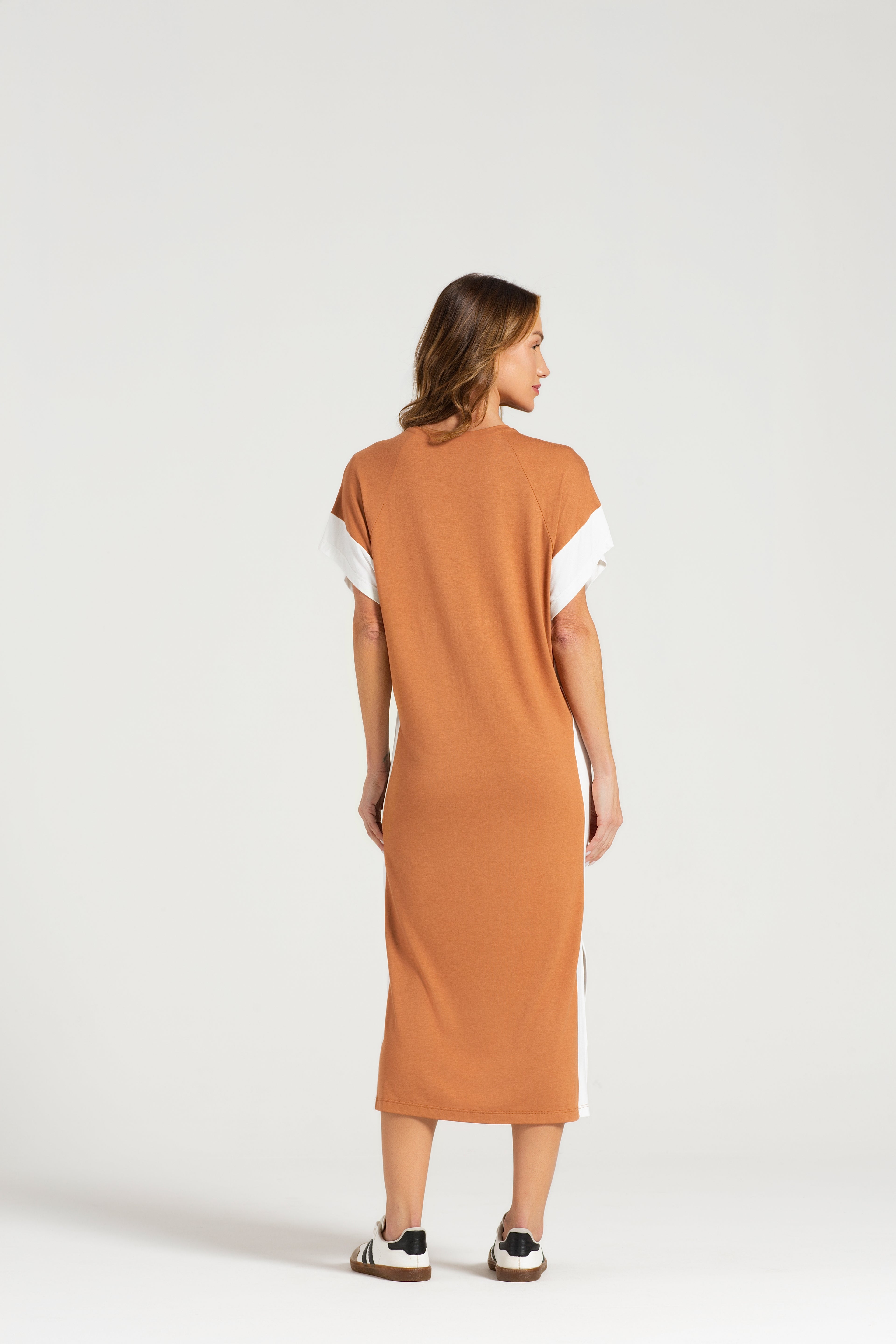 Vestido Feminino Meia Manga em Viscolycra Terracota com Recortes Contrastantes – Pzama® 400001