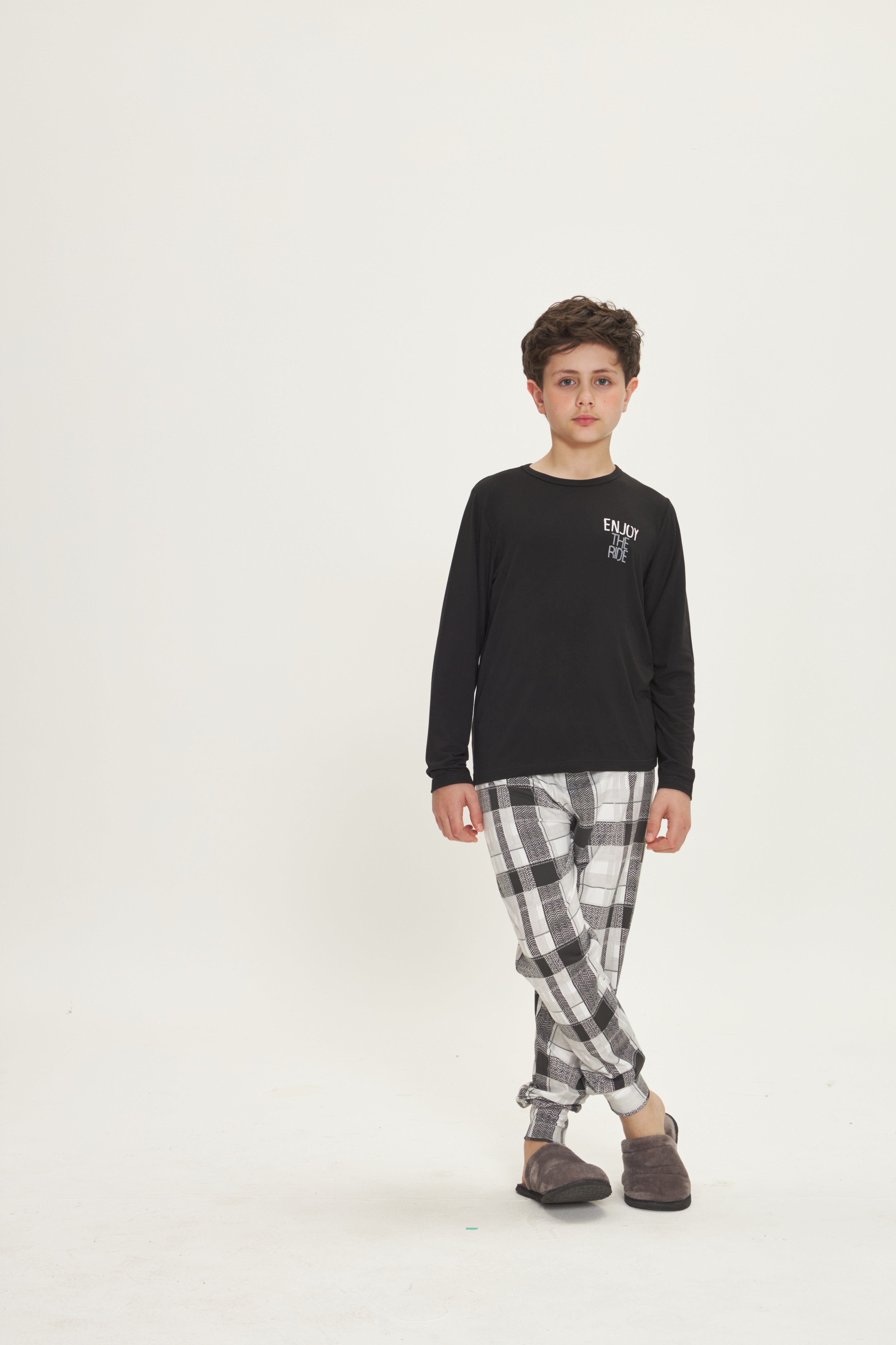 Pijama Infantil Masculino Manga Longa com Calça Peach Touch Preto e Xadrez – Danka® 01.2.0626/27