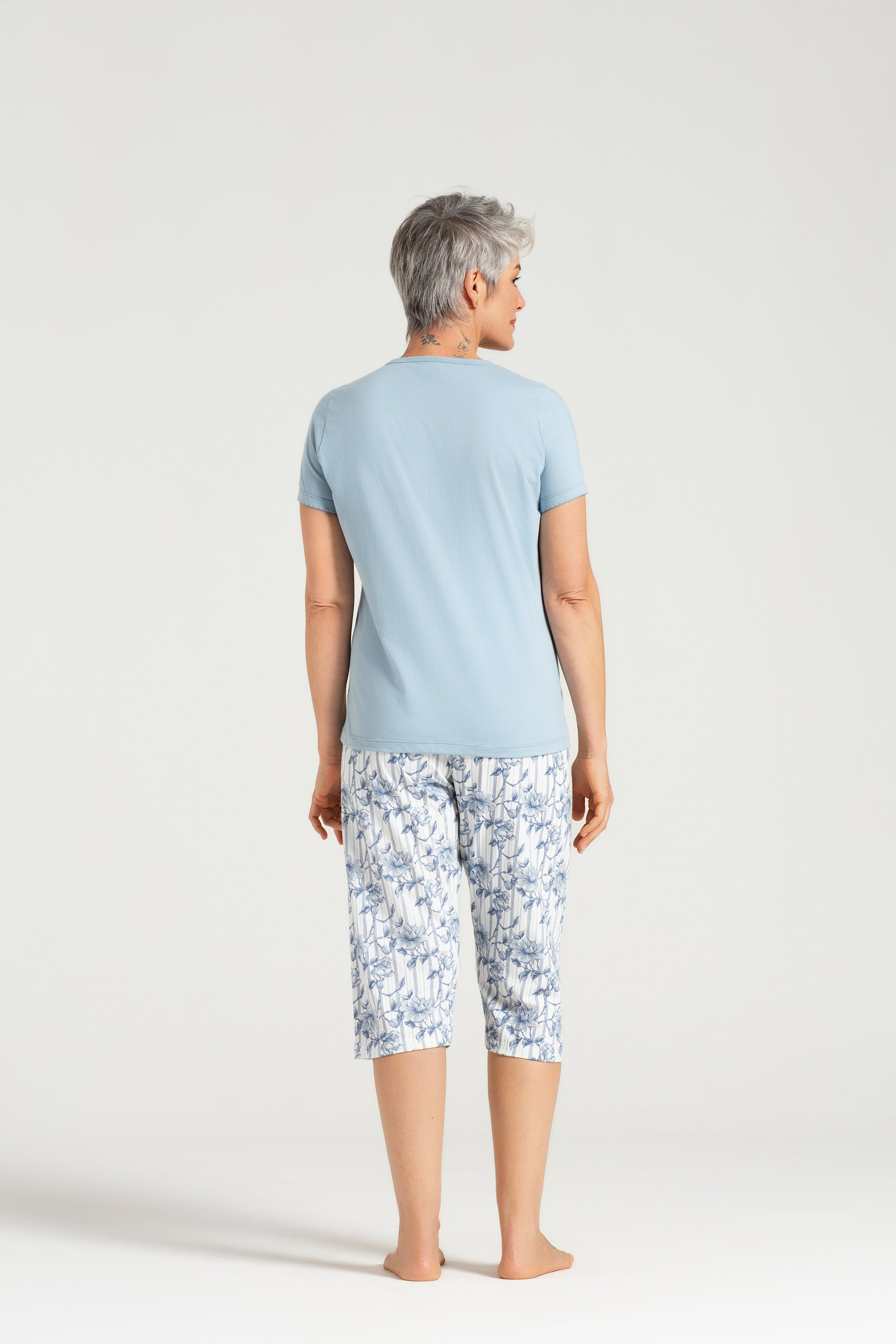 Pijama Feminino Meia Manga com Abertura Frontal em Meia Malha Verde com Capri Estampada em Malha Rotativa – Pzama® 050341