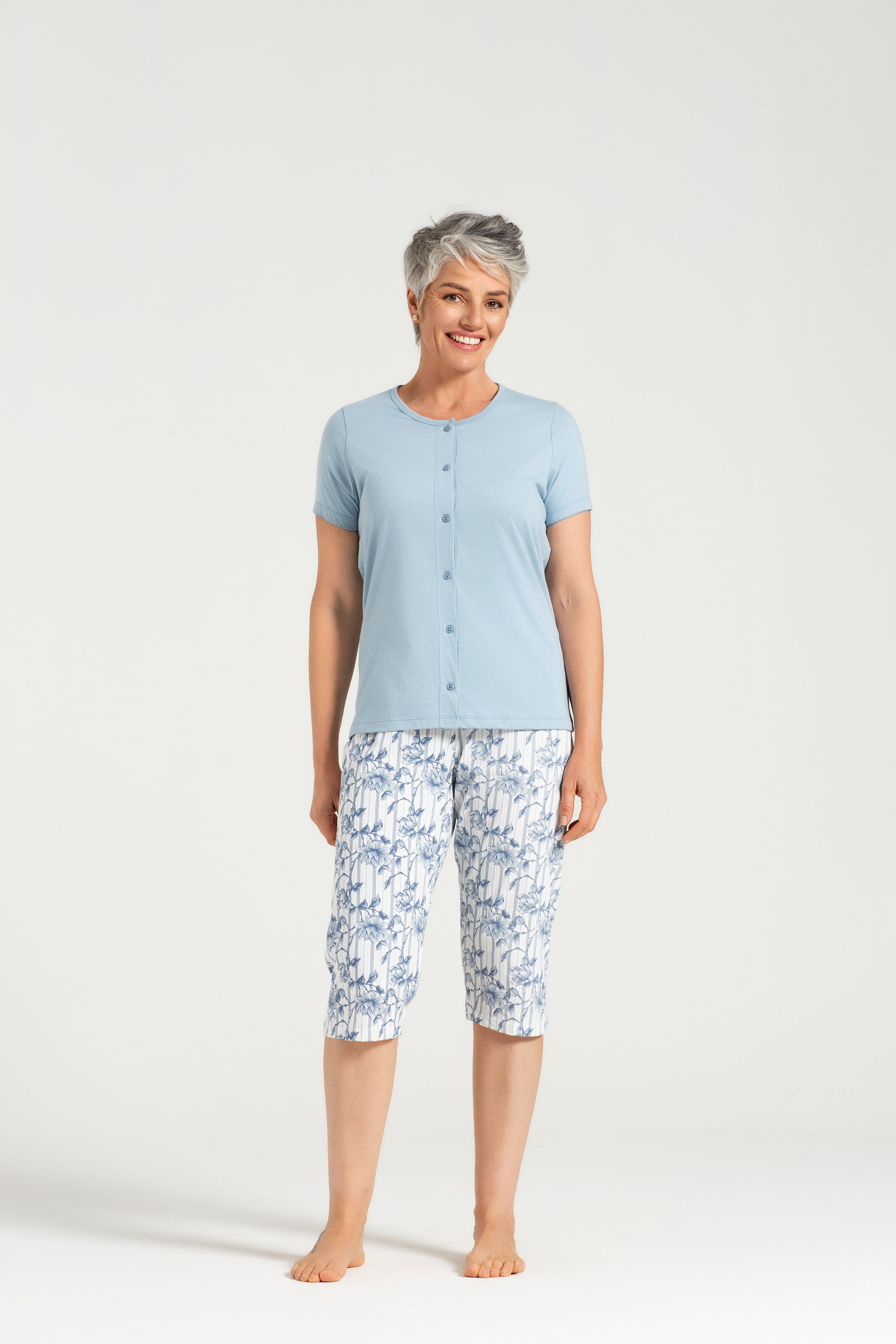 Pijama Feminino Meia Manga com Abertura Frontal em Meia Malha Verde com Capri Estampada em Malha Rotativa – Pzama® 050341