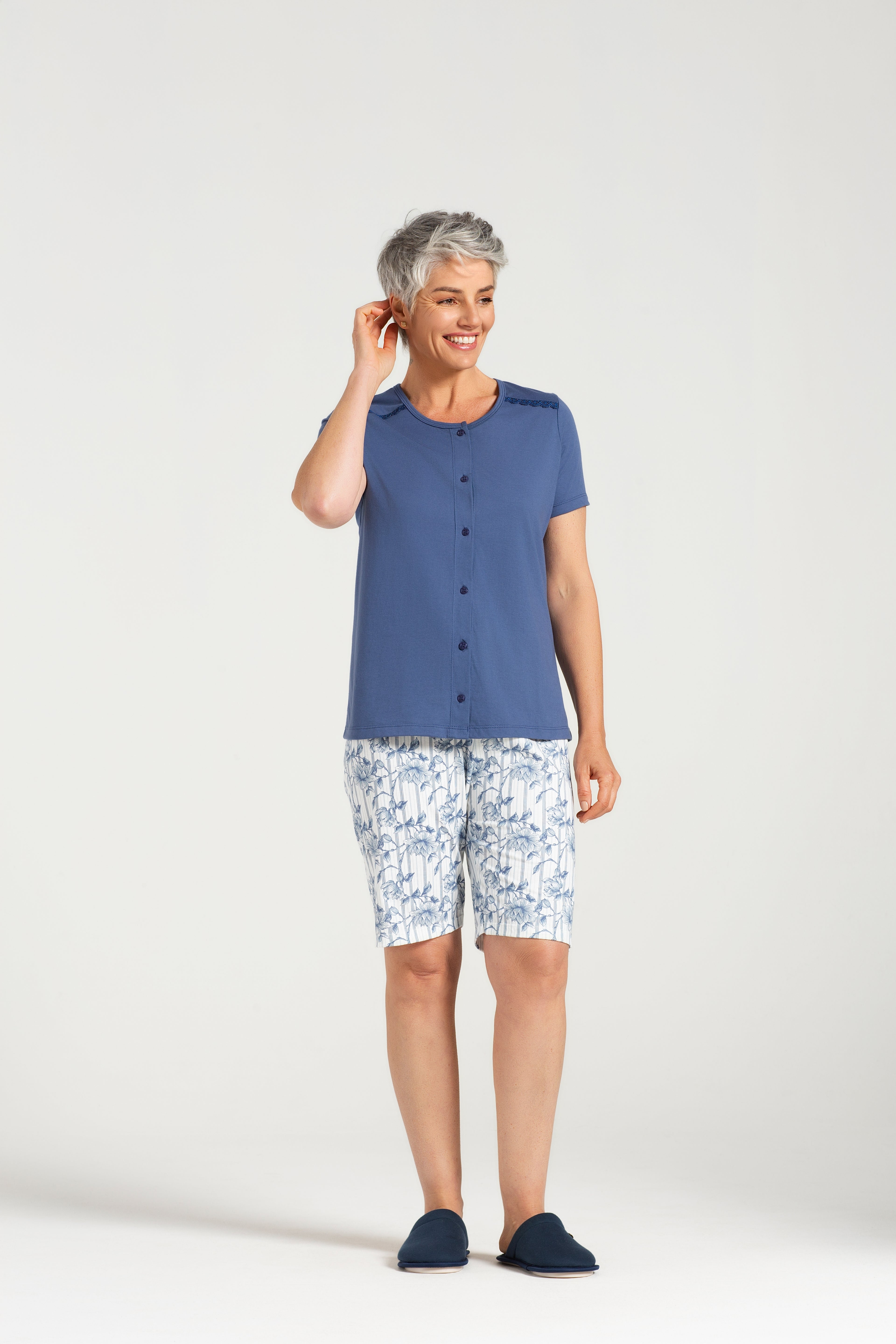 Pijama Meia Manga com Abertura Frontal em Meia Malha com Bermuda em Malha Rotativa Floral Delicado – Pzama® 050343